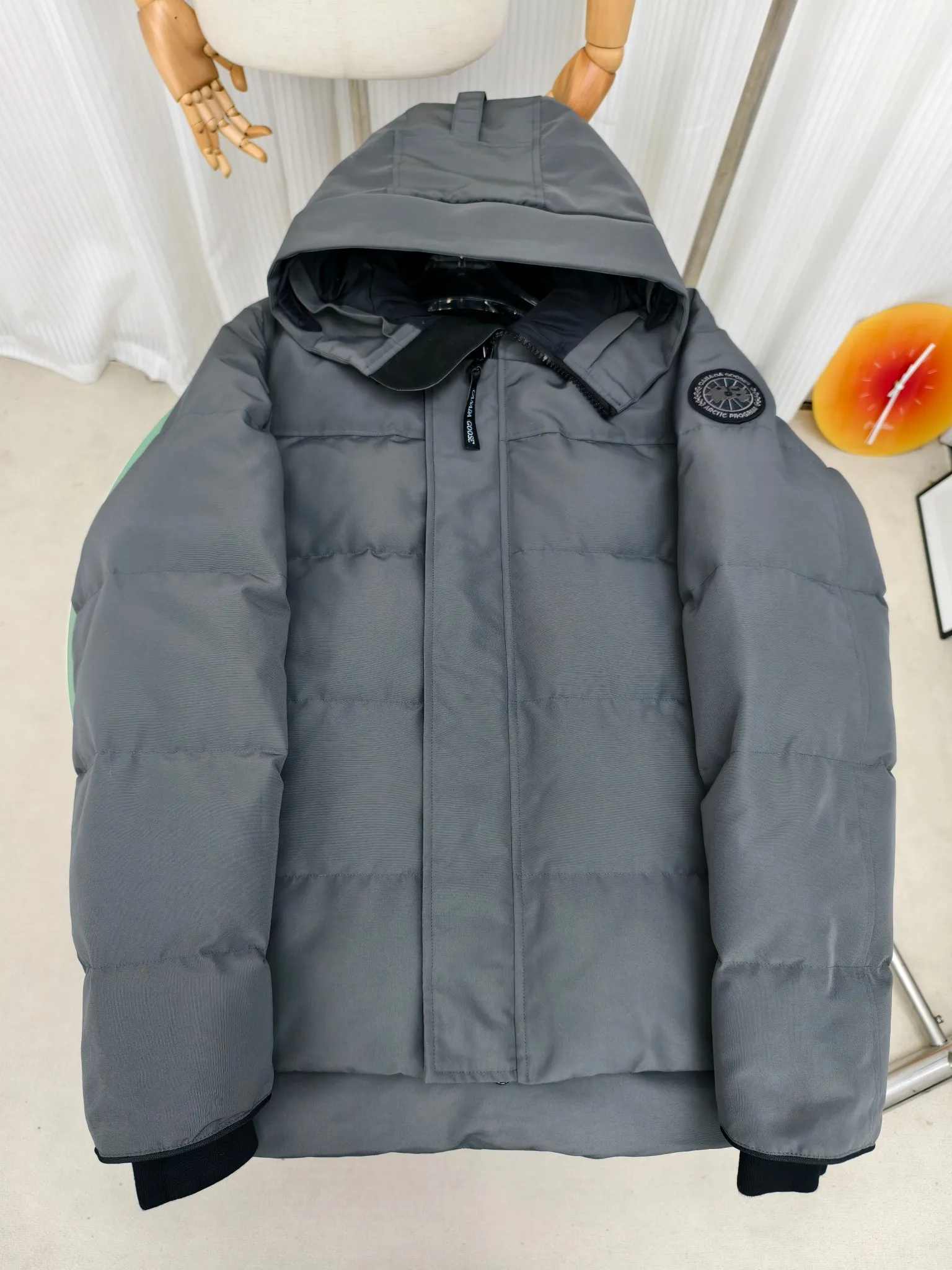 P700————2080M/New 17 models (higher version) Canada goose MacMillan parka. The MacMillan Parka features an innovative design with a streamlined hood detail, added shoulder straps and two additional interior pockets. This hip-length parka offers warmth and style with its quilted design and curved hem. Filled with extremely fluffy white duck down. The MacMillan Parka provides essential protection in all weathers. The adjustable down-connected hood improves warmth and protects against harsh weather. Rib knit cuffs tucked into the interior. The hood is equipped with a detachable zipper guard, and the hood trim can be replaced to create a personalized style and provide more protection (this jacket can be matched with wolf fur collar accessories, choose by yourself) ❤️The only version in the market Color: black red label black black label gray red label gray black label off-white red label navy red label Size: XS-2XL